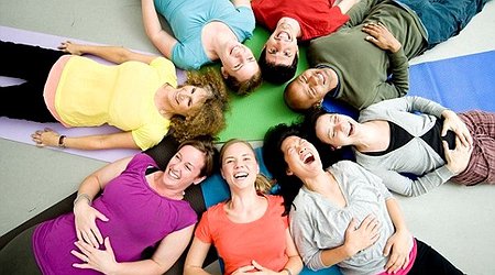 Al momento stai visualizzando Yoga della risata: sue applicazioni